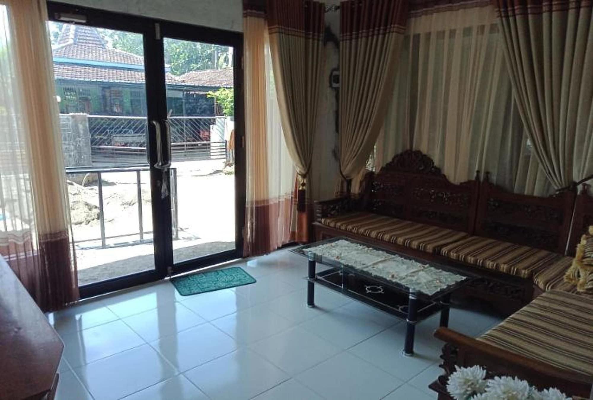 בניוואנגי Gandrung City Hostel מראה חיצוני תמונה